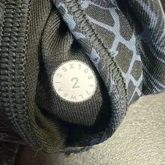 Lululemon Wunder Under Crop Hi-Rise Full-On Luxtreme 22”
Size 2 - Picture 5 of 5